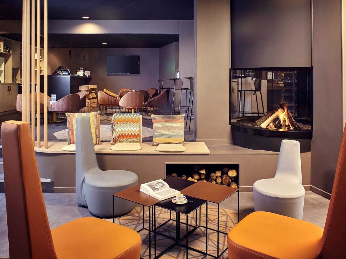 Le salon du restaurant L'E-Cône et sa cheminée